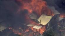 Dieses Standbild aus einem Video zeigt ein Haus, das während der Vegetationsbrände in der Nähe von Perth in Brand geraten ist. Foto: Uncredited/Australian Broadcasting Corp/channel 7/channel 9/ap/dpa