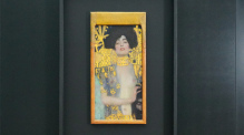 Das Gemälde «Judith» (M) von Gustav Klimt hängt in der Alten Nationalgalerie zwischen den Klimt-Bildern «Serena Pulitzer Lederer» (1899, l) und «Bildnis Emilie Flöge» (1902). Foto: Soeren Stache/dpa