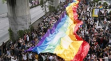 Teilnehmer ziehen mit einer großen Regenbogenflagge durch die Straßen während der LGBTQ+-Parade, die im Rahmen des Pride Month am 1. Juni 2024 in Bangkok, Thailand, stattfand. Foto: epa-efe/Rungroj Yongrit