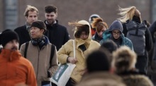 Personen überqueren die Millennium Bridge, während der Sturm Isha in ganz Großbritannien und Nordirland für Behinderungen sorgt. Foto: epa/Tolga Akmen