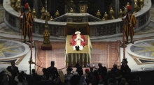 Der Leichnam des emeritierten Papstes Benedikt XVI. wird im Petersdom aufgebahrt und der Öffentlichkeit zugänglich gemacht. Foto: epa/Vatikanische Medien