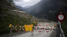 Straßensperre vor dem Dorf Brienz/Brinzauls unterhalb des "Brienzer Rutsch" nach der Evakuierung in Graubünden. Foto: epa/Gian Ehrenzeller