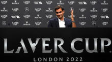 Roger Federer aus der Schweiz gestikuliert während einer Pressekonferenz in London. Foto: epa/Andy Rain