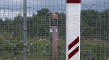 Der errichtete Zaun sowie lettische (R) und weißrussische Grenzschilder sind an der lettisch-weißrussischen Grenze in Robeznieki zu sehen. Foto: EPA-EFE/Valda Kalnina