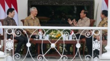 Premierminister von Singapur Lee Hsien Loong (2-L) und sein Stellvertreter Lawrence Wong (L). Foto: epa/Adi Weda