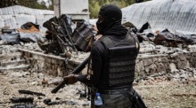 Ein Polizist der haitianischen Nationalpolizei in Port-au-Prince. Ein Jahr nach Beginn der UN-Mission leidet Haiti weiter unter Gewalt und Vertreibungen. Foto: epa/Mentor David Lorens