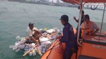 Mutiger Mann unternimmt mit selbstgebautem Floß aus Plastikflaschen eine gefährliche Überfahrt zur Insel Koh Larn. Foto: 77kaoded
