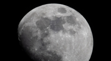 Der zunehmende Mond steht am Himmel über Frille, einem Ortsteil von Petershagen. Foto: Boris Roessler/dpa