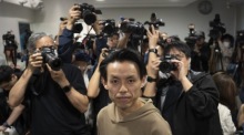 Parteichef Lo Kin-hei verlässt Hongkong nach einer Pressekonferenz zur beschlossenen Einleitung des Auflösungsprozesses. Foto: epa/Leung Man Hei
