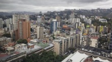 Ein Luftbild zeigt die Skyline von Caracas mit zahlreichen Hochhäusern und Wohnvierteln in der venezolanischen Hauptstadt. Foto: epa/Miguel Gutierrez
