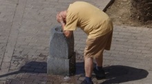 Ein Mann kühlt sich in einem Brunnen in Córdoba ab. Spanien bereitet sich auf Temperaturen von mehr als 40 Grad vor. Foto: EPA/Salas