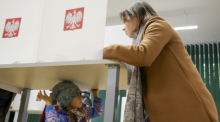 Eine Frau füllt ihren Stimmzettel für die Parlamentswahlen aus. In Polen hat die Parlamentswahl begonnen. Foto: Czarek Sokolowski/Ap/dpa