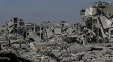 Verwüstete Gebäude bei der Rückkehr der Palästinenser nach Khan Younis, nachdem das israelische Militär seine Truppen aus dem südlichen Gazastreifen abgezogen hat. Foto: epa/Mohammed Saber