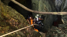 Auf diesem von Metta Tham Rescue Kalasin veröffentlichten Bild versuchen Retter, Menschen zu erreichen, die in einer Höhle in der Provinz Xaisomboun eingeschlossen sind. Foto: Uncredited/Metta