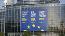 Eine riesiges Transparent mit der Aufschrift «Utilisez votre voix, use your voice, nutze Deine Stimme» wirbt am Europäischen Parlament für die Europawahlen, die vom 6. bis 9. Juni 2024 stattfinden. Foto: Jean-Francois Badias/Ap/dpa