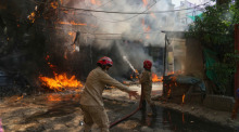 Feuerwehrkräfte bekämpfen einen Brand in einem Hotel in Neu-Delhi, bei dem mehrere Menschen ums Leben kamen. Foto: dpa/Manish Swarup Via Ap