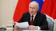 Russlands Präsident Wladimir Putin nimmt im Kreml an einer Videoschalte mit Chinas Staatschef Xi Jinping teil. Foto: EPA/Vyacheslav Prokofyev/sputnik/kremlin Pool