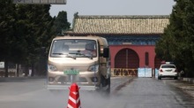Ein Rasensprenger bewässert den Vorplatz des Himmelstempels in Peking. Foto: EPA/Wu Hao