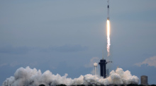 Eine SpaceX Falcon 9-Rakete mit dem Crew Dragon-Raumschiff startet von der Startrampe 39A des Kennedy Space Centers. Foto: John Raoux/Ap/dpa