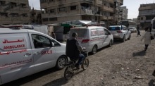Palästinensische Patienten versammeln sich im Krankenhaus in Chan Junis, um für eine medizinische Behandlung über den Grenzübergang Rafah nach Ägypten auszureisen. Foto: epa/Haitham Imad