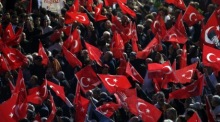 Anhänger der CHP demonstrieren in Ankara gegen die vorläufige Absetzung von Oppositionschef Özgür Özel durch ein Gericht. Foto: EPA/Necati Savas