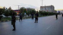 In Kabul stehen Taliban in der Nähe des Tatorts einer Bombenexplosion Wache. Foto: epa/Stringer