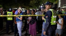 Bewohner warten nach den schweren Erdbeben aus Sicherheitsgründen vor ihren Häusern in Caracas. Foto: EPA/Rayner Peña