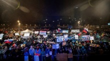 Menschen demonstrieren in Bratislava am Jahrestag der Samtenen Revolution gegen die Regierung und für demokratische Werte. Foto: epa/Jakub Gavlak Heute