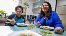 Die Influencerinnen Vanessa Schmidt und ihre Großmutter kochen gemeinsam für ihre erfolgreichen Social-Media-Kanäle @omaundvanessa. Foto: dpa/Christoph Reichwein