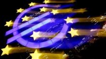 Eine Zeitbelichtung zeigt das Logo der Europäischen Zentralbank in Frankfurt. Foto: epa/Frank May