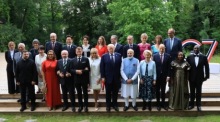 Staats- und Regierungschefs sowie ihre Partner posieren beim G7-Gipfel in Évian-les-Bains für das traditionelle Gruppenfoto. An dem Treffen nehmen auch zahlreiche internationale Gäste teil. Foto: Ludovic Marin/Pool epa/dpa.