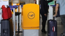 Das Logo der deutschen Fluggesellschaft Lufthansa an einem Schalter. Foto: epa/Ronald Wittek