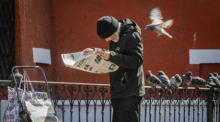 Im Zentrum von Moskau liest ein Mann eine Zeitung. Foto: epa/Yuri Kochetkov