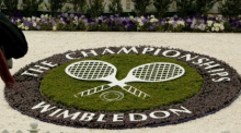Blumenteppich des Logos der Wimbledon-Tennismeisterschaften in Wimbledon, Großbritannien. Foto: epa/Olivier Hoslet