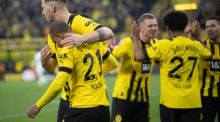 Dortmunds Donyell Malen (l) jubelt mit Niklas Süle über seinen Treffer zum 4:0. Foto: Bernd Thissen/dpa