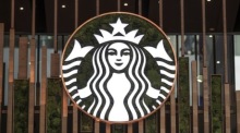 das Logo der Kaffeekette Starbucks im Einkaufszentrum Jewel Changi Airport in Singapur. Archivfoto: epa/WALLACE WOON