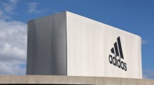 Das Logo von Adidas ist in einem offiziellen Geschäft auf dem Campus der Adidas World of Sports in Herzogenaurach zu sehen. Foto: epa/Anna Szilagyi