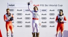Lucas Pinheiro Braathen feiert mit Marco Odermatt und Loic Meillard den Gesamtsieg im Riesenslalom beim Weltcupfinale in Hafjell. Foto: epa/Jean-christophe Bott