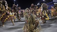 Mitglieder der Sambaschule Unidos de Viradouro treten während einer Parade auf der Avenida Marques de Sapucai, dem Sambadrom, während des Karnevals von Rio 2023 in Rio de Janeiro auf. Foto: epa/Antonio Lacerda