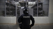 Polizist bewacht eine Zelle im Terrorismus-Gefängnis (Cecot) in Tecoluca. Foto: epa/Rodrigo Sura