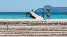 Blick auf den Strand von Alcúdia auf Mallorca vor der Sommersaison – die Insel bereitet sich auf die Rückkehr internationaler Touristen vor. Foto: epa/Cati Cladera