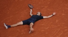 Tennis, French Open, Grand Slam, ATP-Tour, Einzel, Männer, Finale, Cobolli (Italien) - Zverev (Deutschland). Alexander Zverev aus Deutschland jubelt nach seinem Sieg und liegt auf dem Platz. Foto: Aurelien Morissard/Ap/dpa