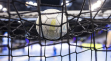 Ein Handball liegt auf einem Tornetz. Foto: Tom Weller/dpa