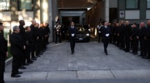 Der Leichenwagen mit dem Sarg von Giorgio Armani verlässt die Trauerkapelle in Mailand, wo sich zahlreiche Menschen vom Modeschöpfer verabschiedeten. Foto: epa/Matteo Bazzi