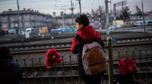 Ein durch den Krieg in der Ukraine vertriebenes Kind wartet im Bahnhof von Przemysl auf einen Zug der sie weiter nach Westen bringen soll. Foto: Hector Adolfo Quintanar Perez