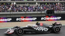 Haas-Fahrer Nico Hulkenberg (Deutschland) in Aktion während des Großen Preises von China in Shanghai. Foto: epa/Alex Plavevski