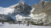 Touristen wandern im Steinbachtal am Gebirgssee Skalnaté pleso in der Hohen Tatra. Foto: František Iván/Tasr/dpa