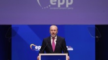 EVP-Präsident Manfred Weber hält seine Rede während der zweiten Plenarsitzung der Europäischen Volkspartei. Foto: epa/Robert Ghement
