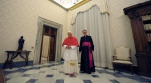 Papst Benedikt XVI. (L) mit seinem Sekretär Georg Ganswein nach einer Audienz in seiner Privatbibliothek im Vatikan. Foto: epa/Christophe Simon / Pool