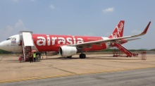 Ein Air Asia Flugzeug bereitet sich auf den kommenden Flug vor. Foto: Rüegsegger